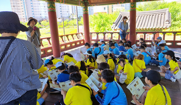 흥도동 주민자치회가 역사탐방 프로그램을 진행하고 있다.