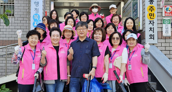 일산3동이 여름철 우기에 대비하고 쾌적한 지역을 만들기 위해 통장협의회와 마을환경정화 활동을 했다.