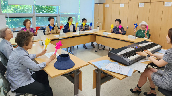 대화노인종합복지관이 노년기 우울예방을 위한 ‘음악으로 마음힐링’ 집단상담을 진행하고 있다.
