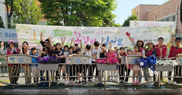 정발산동 주민자치회가 학생들과 화분물주기를 진행했다.