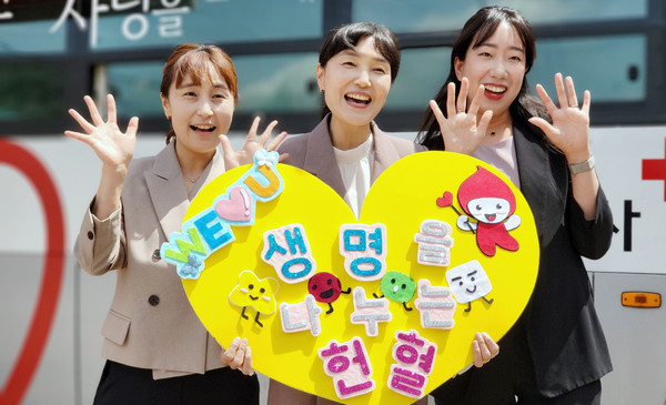 헌혈에 동참한 신자들이 환하게 웃고 있다.