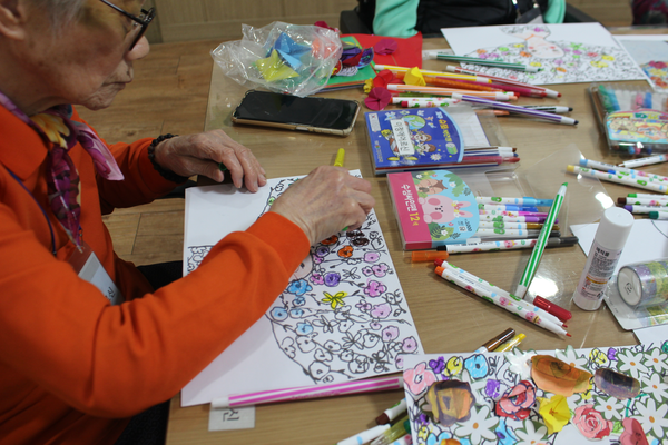 고양여성미술인협회 회원이 어르신들과 함께 미술 수업하고 있다. [사진제공 =중산동 효사랑요양원]
