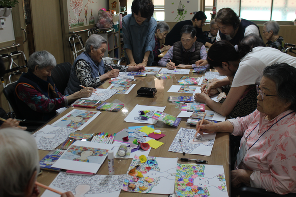 예술인들이 어르신들을 방문해 '고양꽃구경가자' 전시를 함께 준비하고 있다.