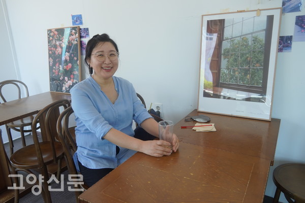 고양아람누리에서 만난 정원숙 회장이 인터뷰를 마치고 활짝 웃었다.