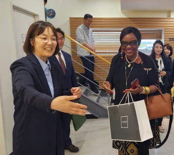 람사르 사무총장을 안내하는 이은정 에코코리아 사무처장. [사진제공=에코코리아]