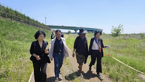 장항습지 구간을 직접 둘러보는 무손다 뭄바 사무총장. [사진제공=에코코리아]