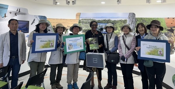 장항습지를 전격 방문한 람사르협약 무손다 뭄바 사무총장. 습지보전활동을 하는 에코코리아 회원들이 손팻말을 들고 사무총장의 방문을 환영했다. [사진제공=에코코리아]