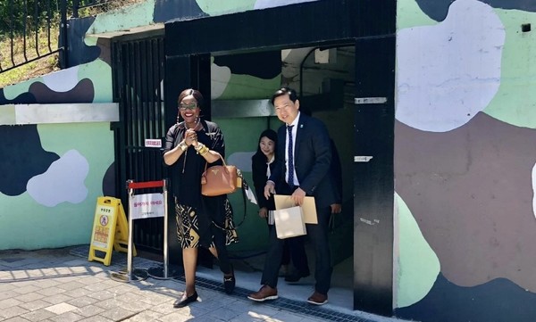 장항습지로 들어가는 방문자센터 옆 하부통로. [사진제공=에코코리아]