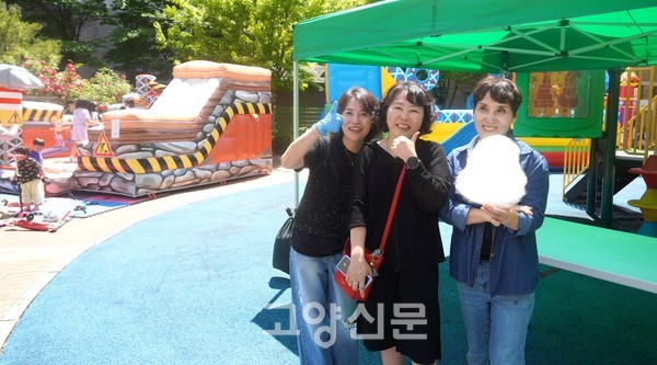 (왼쪽부터)박선영 교사, 이연희 회장(고양어린이연합회), 서승현 졸업생 할머니가 더운 날씨에도 아이들을 위해 행사 마무리까지 환한 미소를 잃지 않았다.