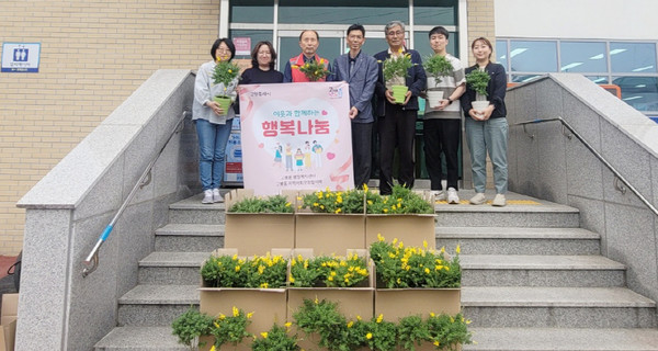 뿌리깊은나무농원가 고봉동 지역사회보장협의체에 반려식물 50세트 후원 전달식을 했다. 