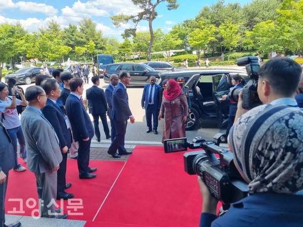  (탄자니아 연방공화국 최초 여성 대통령 사미아 술루후 하산은 대한민국 일정 중 가장 먼저 한국 항공대학교를 3일에 방문했다. 한국항공대학교 허희영  총장이 가장 먼저 대통령에게 악수를 청하고 이들을 환영했다.