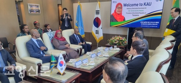 항공대학교 측은 수여식을 치르기 전 간담회에서 탄자니아 대통령을 환영했고 하산 대통령은 본국의 항공 전문가들이 항공대학교를 졸업하기를 원한다고 밝혔다.