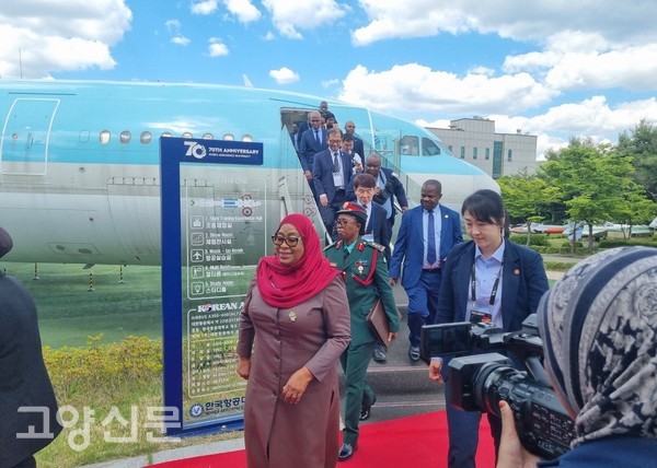 첫 만남에 탄자니아와 학교 측의 긴장감이 있었지만 기내 체험 후 양측의 표정이 한껏 편안해졌다.