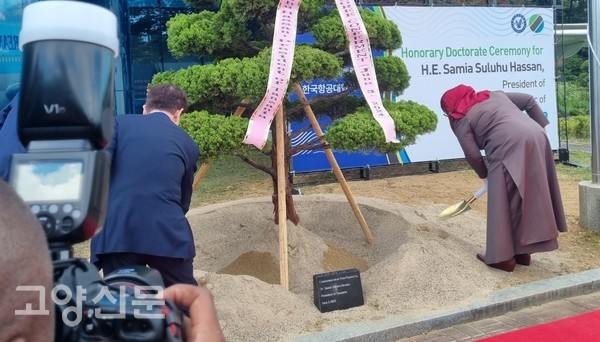 하산 대통령은 기념 식수 및 촬영에도 적극적으로  협조했다.
