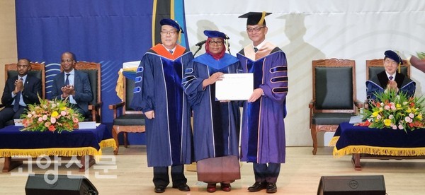 사미아 술루후 하산 대통령(가운데), 허희영 총장(오른쪽)이 함께 졸업장을 들고 많은 사람들의 박수를 받았다.