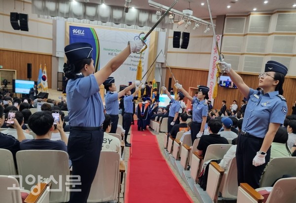 하산 대통령의 수여식을 위해 학교 측과 학생들이 준비를 많이 한 듯한 모습이었다.