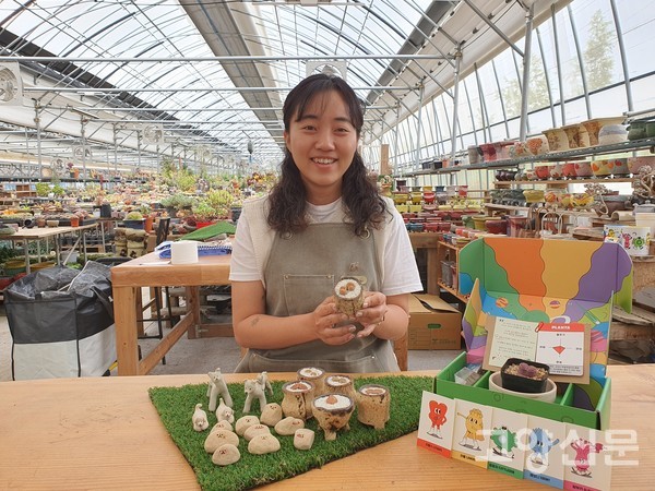 조윤하 대표가 '리톱스'와 '체험키트'를 보여주고 있다