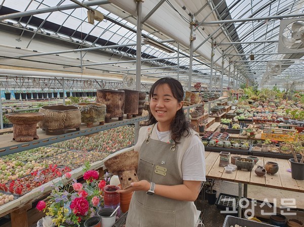 조윤하 대표가 직접 만든 도자 화분을 보여주고 있다.