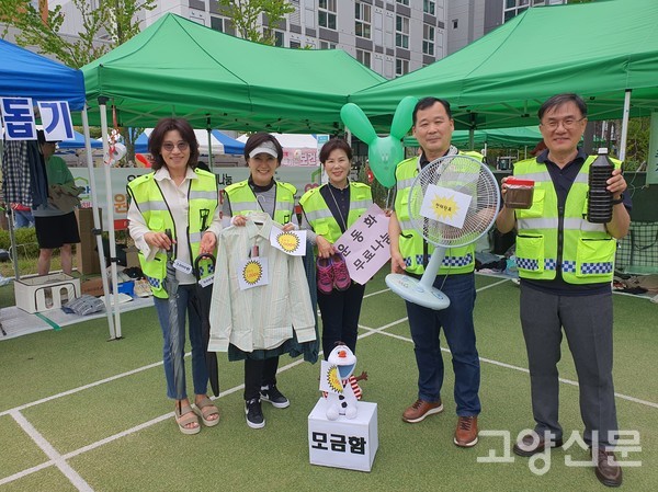 (오른쪽부터)황성철, 이백래, 모정현, 오재은 10~13단지 관리소장, 채은경 감쪽&가치 대표가 바자회에 준비한 것을 보여주고 있다.