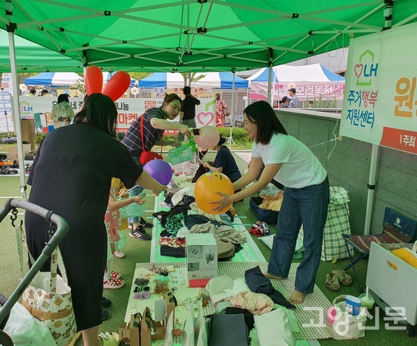 판매와 구매하는 주민들 사이에 훈훈한 정이 넘쳤다.