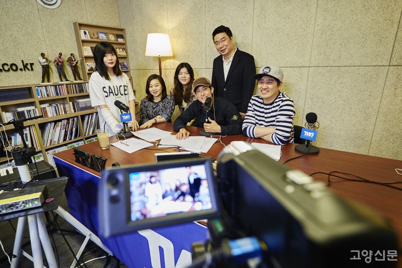 청소년들과 교회 내 방송국에서 라디오 프로그램을 진행하는 모습.