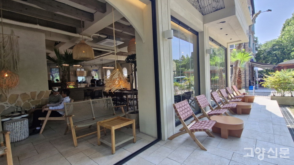 스페인의 분수대와 정원이 있는 앞마당의 느낌이 가득한 코코에르에서는 날씨가 좋은 날이면 문을 활짝 열고 자연 바람을 맞는 테라스 자리가 인기다.