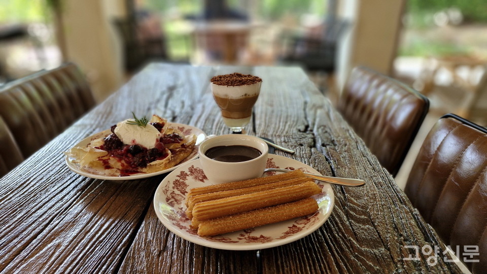 주문 즉시 튀겨 나오는 코코에르의 츄러스와 초콜릿. 그리스식 파이에 상큼한 과일 조림을 얹어 먹는 그릭파이, 진한 에스프레소와 우유거품의 부드러움을 더한 카페 봄본은 달콤한 하루를 선물한다.