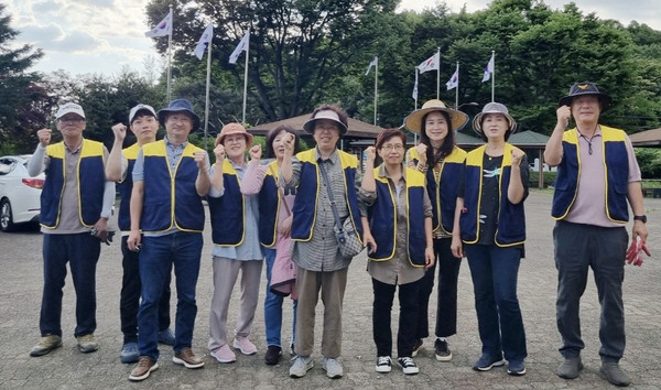   관산동 주민자치회가 태극기와 필리핀군 참전 기념비 앞의 6·25전쟁 참전국 국기를 정비했다.