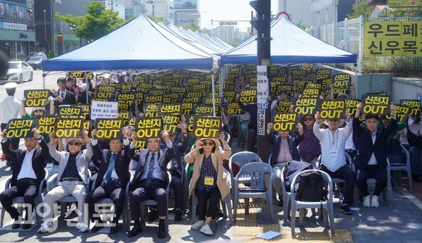 고양시범시민비상대책위원회가 주최한 '이단 및 사이비 시설 반대' 집회에 4일 지역주민과 종교단체가 모여 풍동 신천지 건물 앞에서 '신천지 OUT'을 외쳤다.