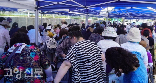 "앞으로 이동해주세요" 예상했던 300석 의자가 채워지자 집회 참가자들은 자리에 앉지 못한 참가자들을 위해 자리를 이동하고 있다. 