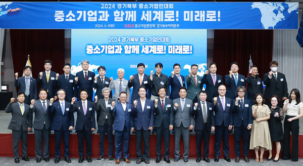 수상자들과 함께한 이재필 코스탈 대표이사. 사진 아랫줄 왼쪽에서 네 번째.