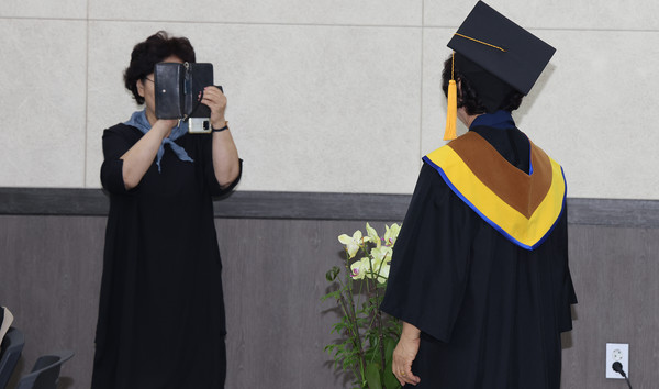 수료식을 기념으로 남기는 수료생들.