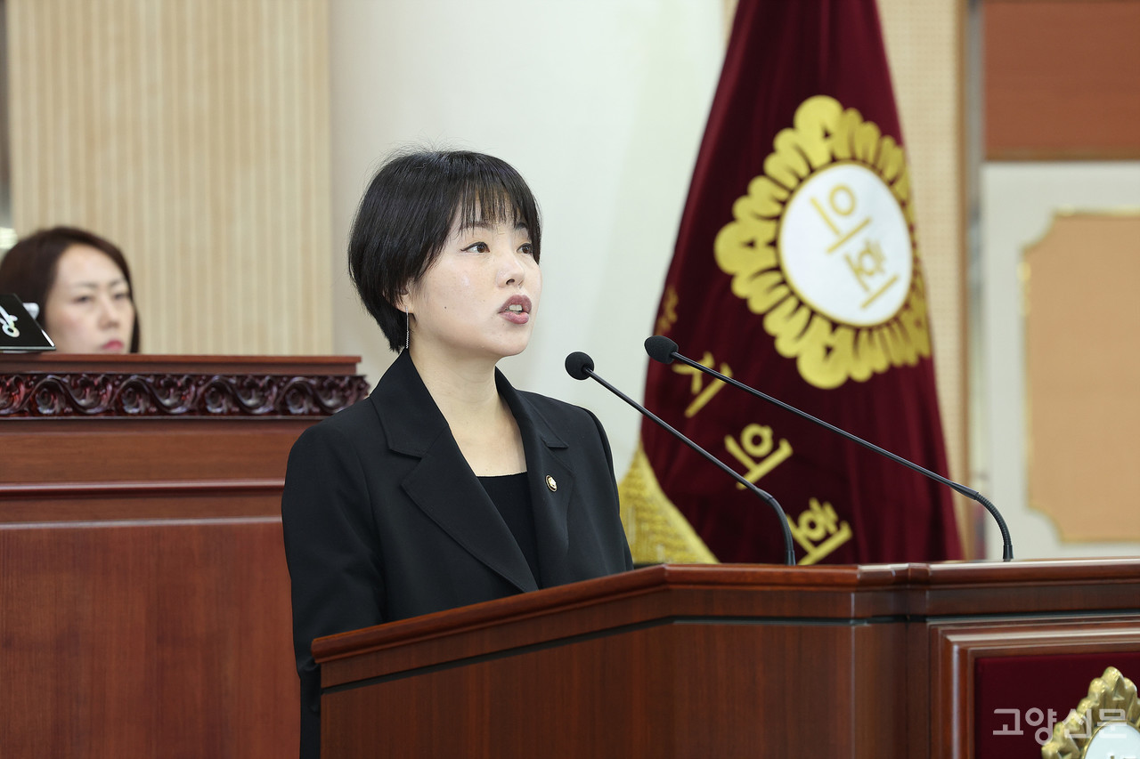정민경 시의원이 3일 시정질의에서 최근 탄소중립 선도도시와 관련, 시의 과대홍보에 대해 지적하고 있다.