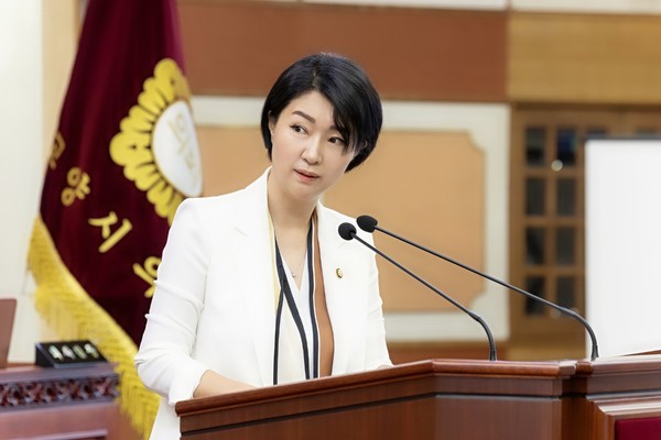 손동숙 의원은 3일 시정질의에서 고양시가 법적으로 금지하는 일명 수은등 램프를 지속 설치하고 올해 추가 구매한 데 대해 지적하고 있다.