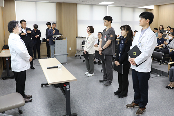 일산백병원이 6월 4일 '일산백병원 개원 25주년 및 백병원 창립 81주년' 기념행사를 열고 장기근속자와 모범직원, 학술상 수상자에게 표창장과 포상금을 수여했다. [사진 = 일산백병원]