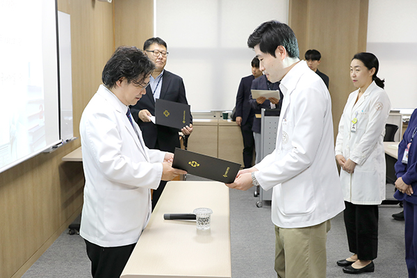 일산백병원 이성순 원장은 지난 1년간 연구 활동이 우수한 교직원을 선정, 학술상을 수여했다. (좌)이성순 원장 (우)최우수 학술논문상 수상자 신경과 이영건 교수 [사진 = 일산백병원]