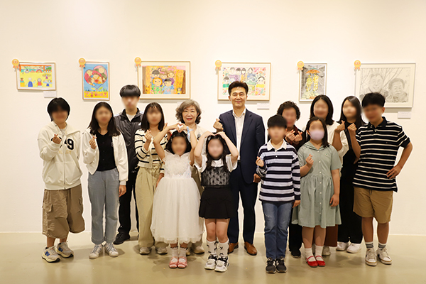 제5회 동네작가 전시회·시상식 기념촬영 [사진 제공 = 고양시덕양노인종합복지관] 