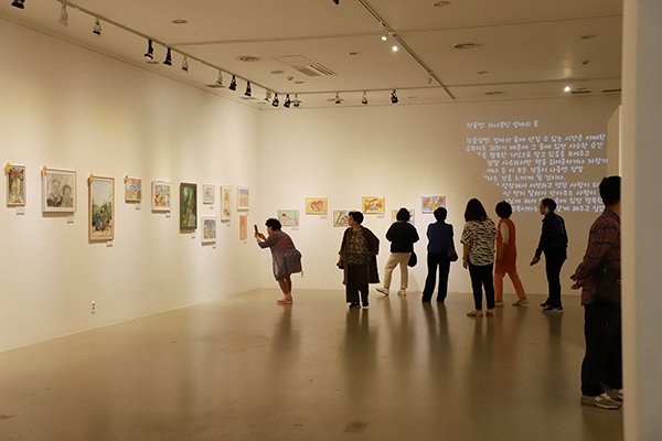 전시관람 [사진 제공 = 고양시덕양노인종합복지관] 