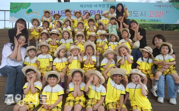 해모아 어린이집 아이들과 교사들 단체사진.