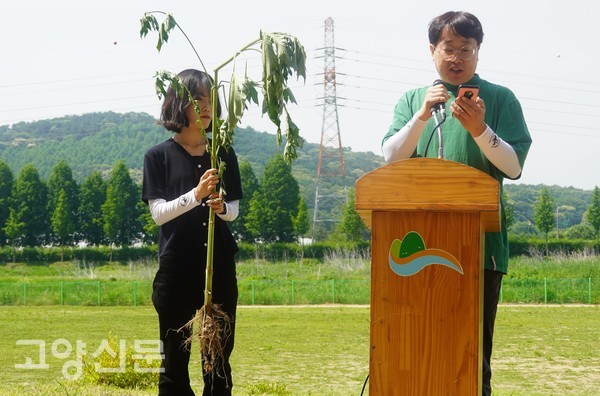한 공무원이 생태계 교란 식물의 특징과 제거방법을 행사 참가자들에게 설명했다.
