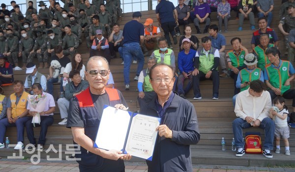 권해원 회장(오른쪽)이 고양환경단체협의회 신호인 환경감시위원장에게(왼쪽) 시장 표창장을 전달했다. 