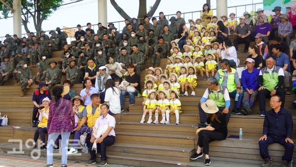 "네네 선생님!" 힘든 일정 속에 아이들의 함성이 군인 장병들과 회원들의 피로를 풀어줬다.
