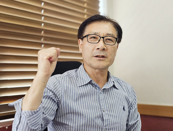 정세환 고양시가구협동조합 이사장은 "최근 물가가 오르고 실물경기가 어려워지면서 매출이 크게 줄어 가구인들이 느끼는 위기감은 그 어느 때보다 크다"면서 " 대기업이나 첨단 산업유치에 쏟는 관심과 노력의 절반만이라도 가구산업이나 화훼산업 같은 지역 고유의 특화 산업에 투입해달라"고 당부했다.