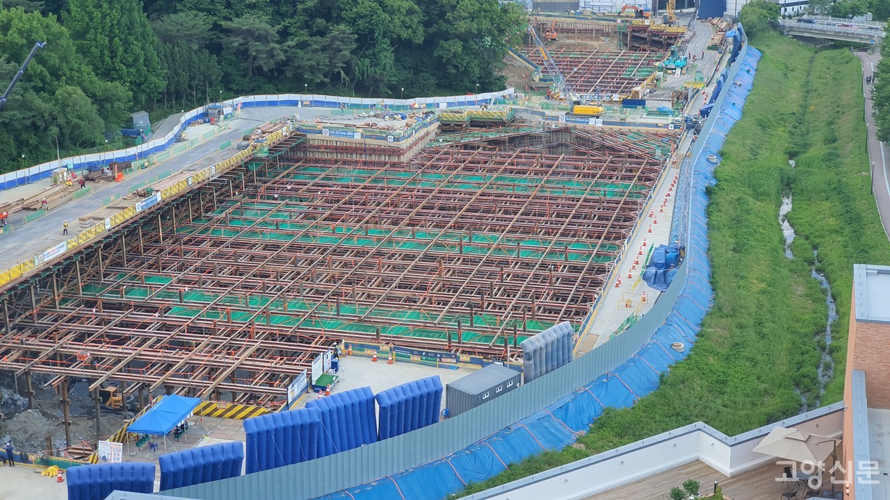 덕양구 오금동 지식산업센터 옥상에서 바라본 데이터센터 공사 현장. 5층 규모로 지어질 오금동의 이 데이터센터는 연면적 7만8290㎡(2만3683평)으로으로 고양시에서 건축허가 된 7곳의 데이터센터 중 가장 규모가 크다.