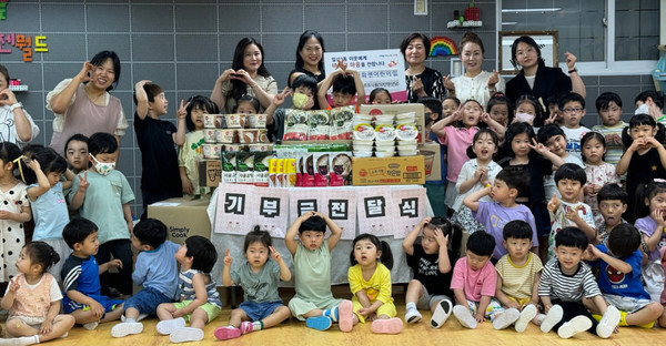 이화젠월드어린이집이 지역의 어려운 이웃을 위한 기부금을 일산1동에 전달했다.