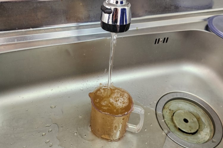 녹물이 나오는 수돗물. [사진제공=고양시]