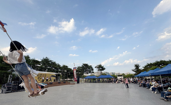 그네타기를 하는 어린이와 비보이 공연.