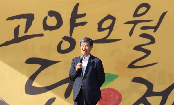 김용규 고양문화원장이 단오제에서 인사말을 전하고 있다.