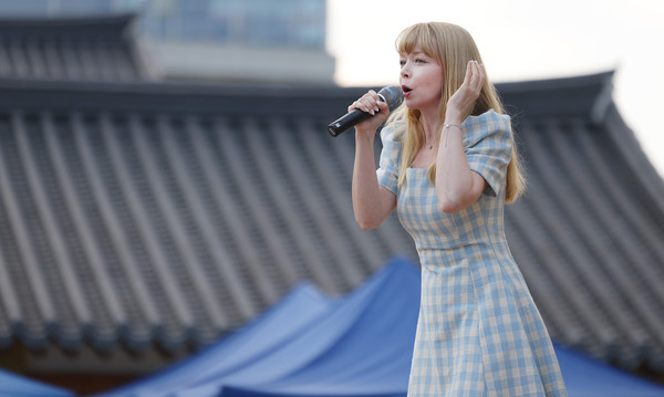 독일출신 트로트 가수 로미나가 관객들과 하나되어 열창을 하고 있다.