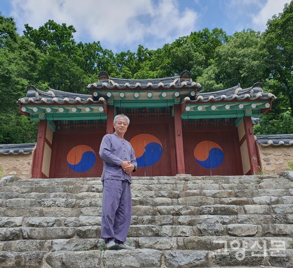 향교 정문에서 포즈를 취한 이성종 사무국장. 향교는 오른쪽 문으로 들어가 왼쪽 문으로 나오는 예법이 있다고 그는 설명했다.